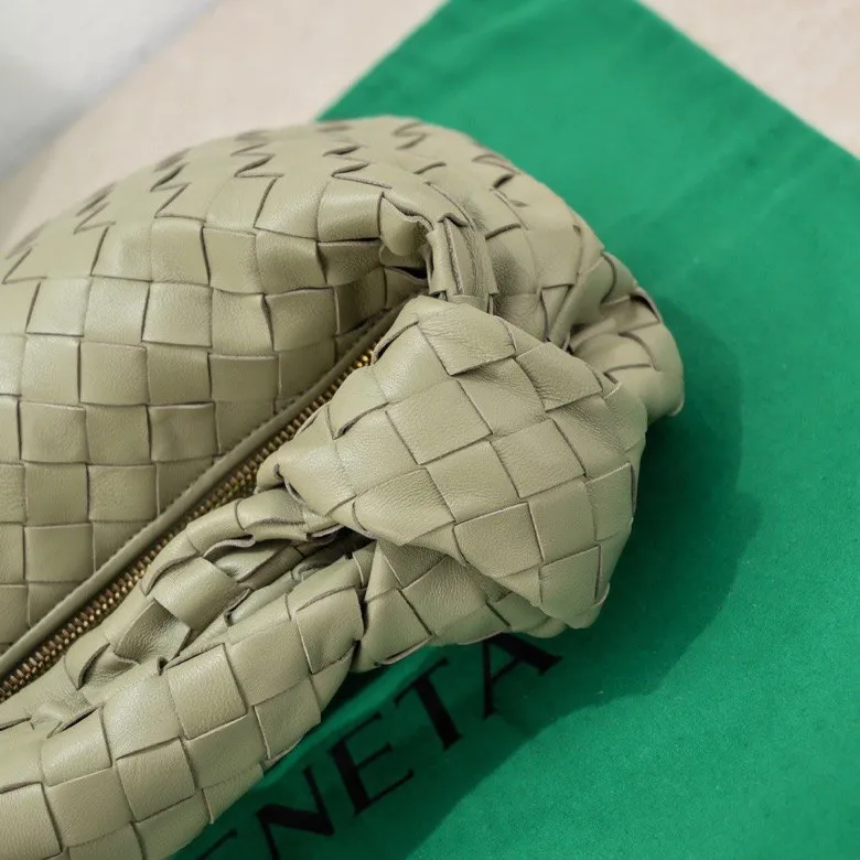 Batch 1460 BV Bottega Veneta 2022 Early Spring New Ladies Medium JODIE Handbag BV Bag 🔥The new method is to round the corners on the original basis and knot the round hobo bag with classic woven leather. The most iconic triangular pull-out design, using sheepskin draped soft shape, is super suitable for concave shapes~ Jodie feels really gentle to people, and is definitely the best item for daily matching. It has the same weave, new elements and twists, and is versatile. It is the new favorite of street style Internet celebrities! Size: 36*21*13 Model: 6697